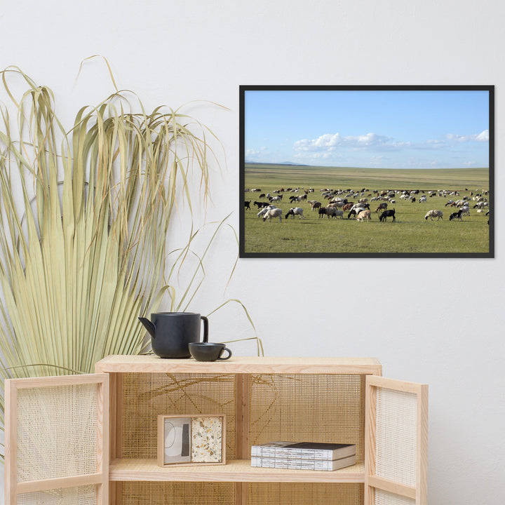 Poster mit Rahmen - Herd of sheep graze in Mongolian steppe artlia