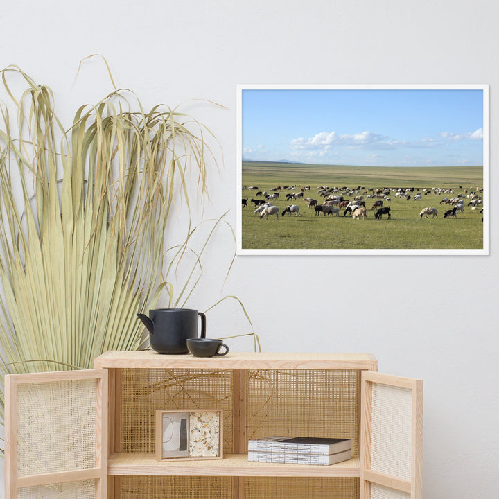 Poster mit Rahmen - Herd of sheep graze in Mongolian steppe artlia