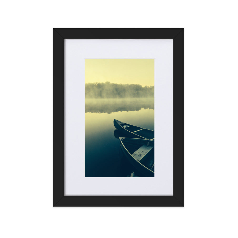 Boats in Fog - Poster im Rahmen mit Passepartout Kuratoren von artlia Schwarz / 21×30 cm artlia