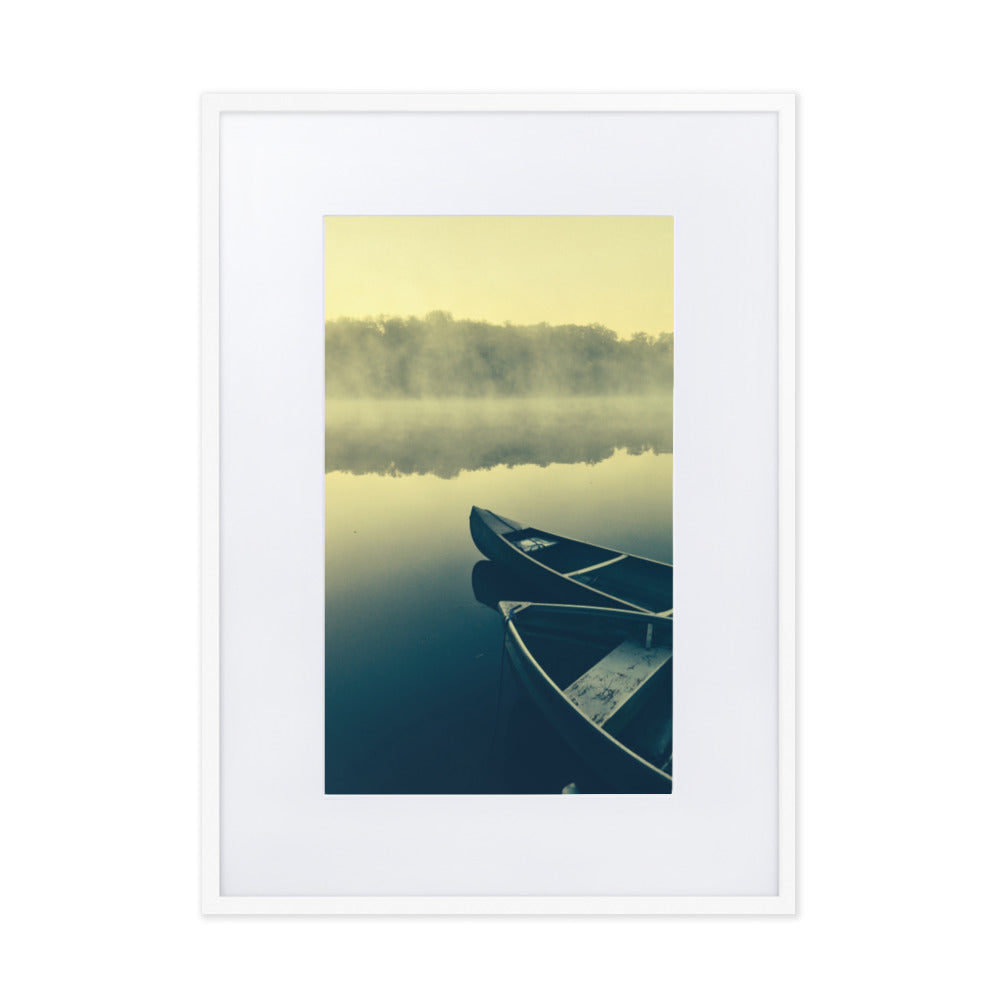 Boats in Fog - Poster im Rahmen mit Passepartout Kuratoren von artlia Weiß / 50×70 cm artlia