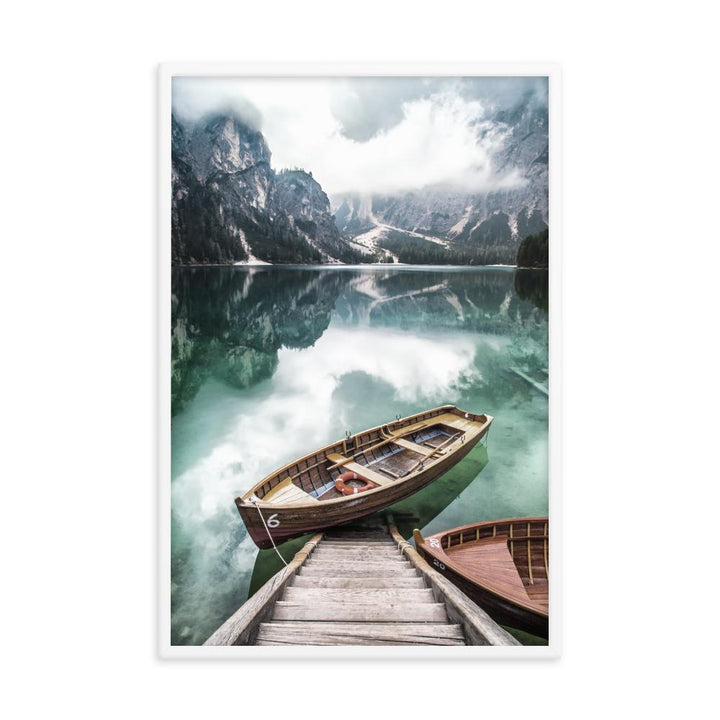 Braies lake - Poster im Rahmen Kuratoren von artlia weiß / 61x91 cm artlia