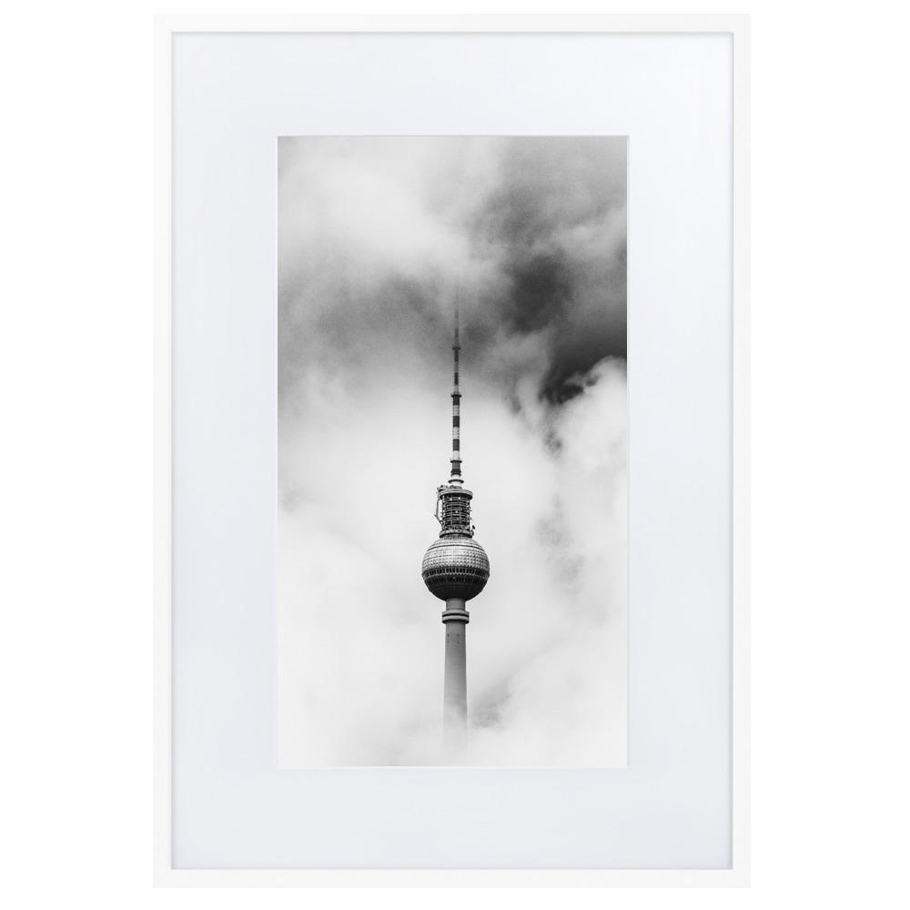 Der Berliner Fernsehturm - Poster im Rahmen mit Passepartout Kuratoren von artlia weiß / 61×91 cm artlia