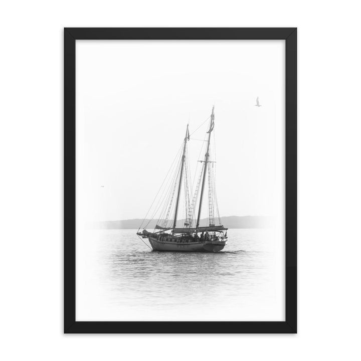 ein Segelboot - Poster im Rahmen Kuratoren von artlia schwarz / 30x41 cm artlia