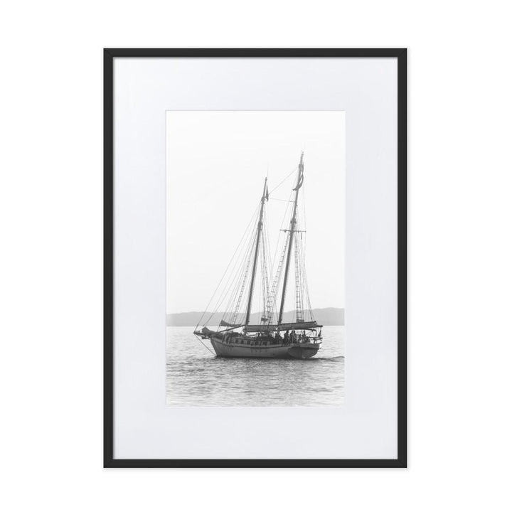 ein Segelboot - Poster im Rahmen mit Passepartout Kuratoren von artlia schwarz / 50×70 cm artlia