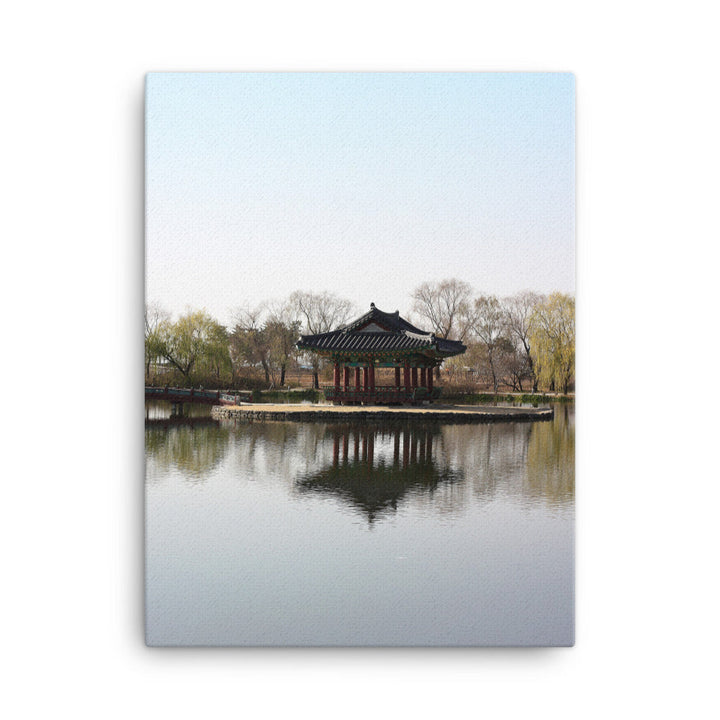 Leinwand - Pavillon mitten im Wasser Kuratoren von artlia 30x41 cm artlia