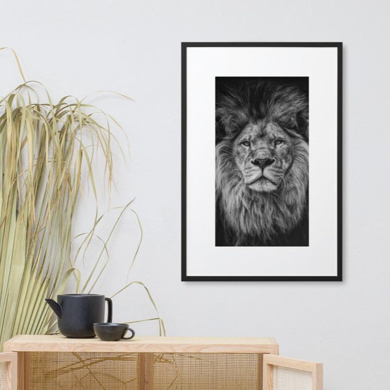 Loewe Lion - Poster im Rahmen mit Passepartout artlia Schwarz / 61×91 cm artlia