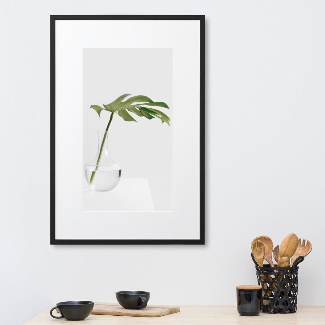 Palm in Vase - Poster im Rahmen mit Passepartout Kuratoren von artlia artlia