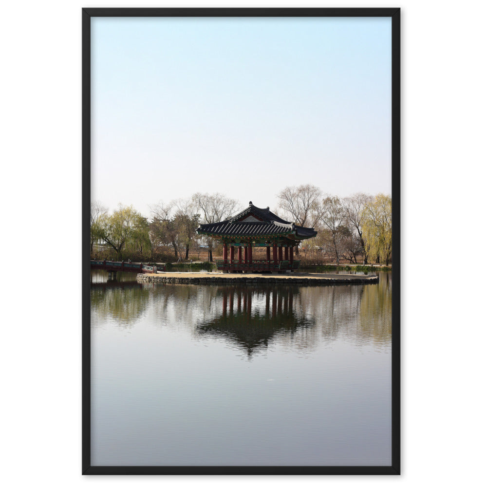 Poster mit Rahmen - Pavillon mitten im Wasser Kuratoren von artlia Schwarz / 61×91 cm artlia