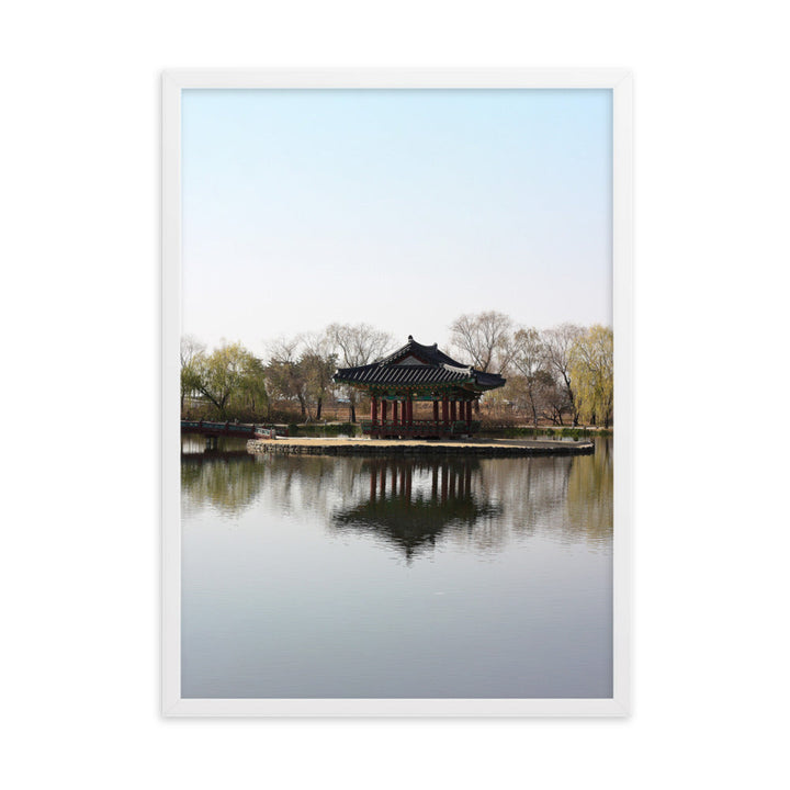 Poster mit Rahmen - Pavillon mitten im Wasser Kuratoren von artlia Weiß / 50×70 cm artlia