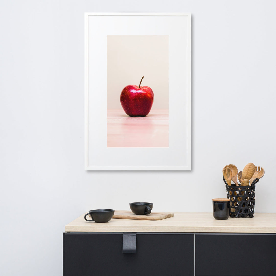 Red Apple - Poster im Rahmen mit Passepartout Kuratoren von artlia artlia