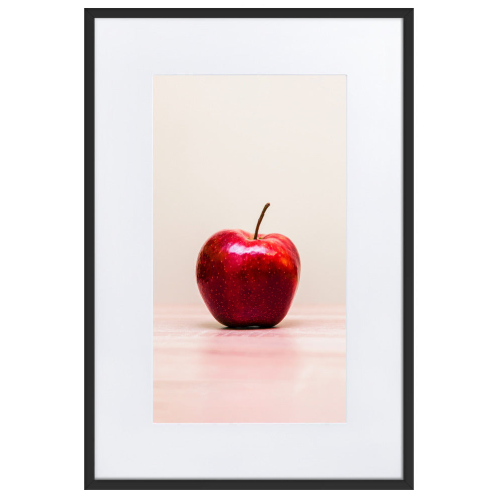 Red Apple - Poster im Rahmen mit Passepartout Kuratoren von artlia Schwarz / 61×91 cm artlia