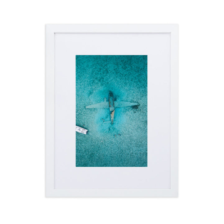 Sunken Plane - Poster im Rahmen mit Passepartout Kuratoren von artlia Weiß / 30×40 cm artlia