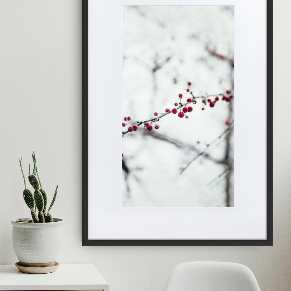 Winterbeeren - Poster im Rahmen mit Passepartout Kuratoren von artlia Schwarz / 61×91 cm artlia